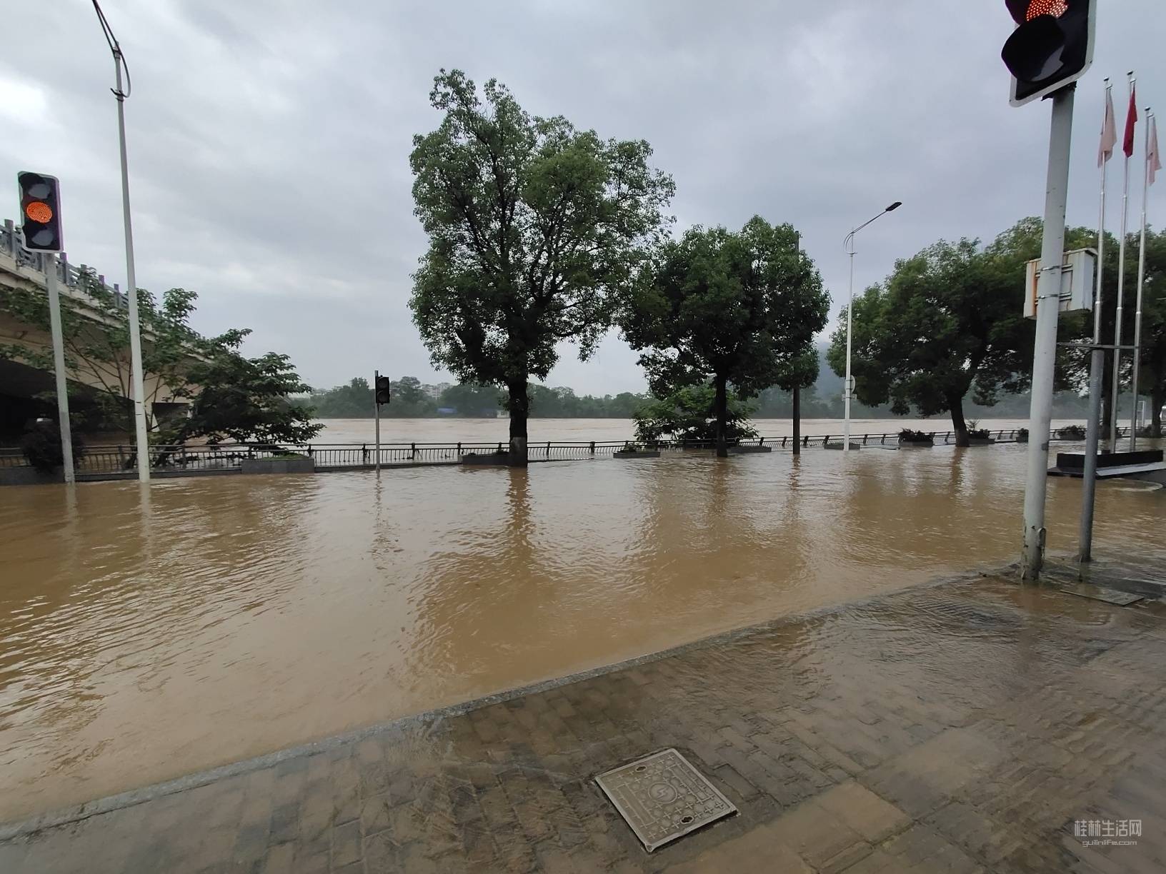 受强降雨影响 广西桂林漓江部分河段排筏封航-笑奇网